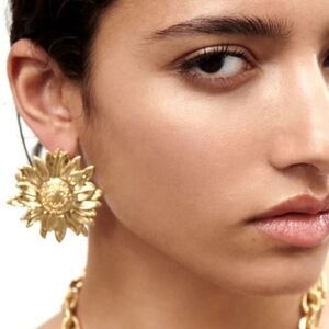 New ZARA Sunflower Gold stud earrings